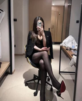 丰乳肥臀美女小妍