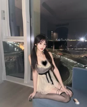 兼职妹妹大奶任舔粉鲍后入逼紧多汁，爽爆了