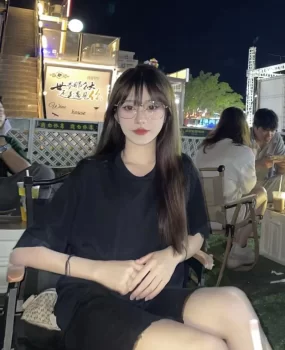 斯斯文文带眼镜更加骚气小学语文老师真实出