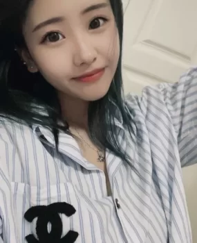 三好街在校高质量精品美女